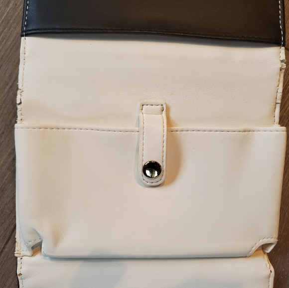 Guess Black and White Crossbody/Clutch Bag with detachable strap. - Picture 7 of 14